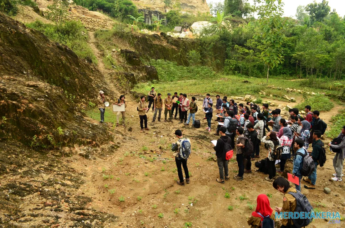 Pengertian Observasi Lapangan: Riset langsung di lingkungan alami. Pengertian Observasi Lapangan: Riset langsung di lingkungan alami.